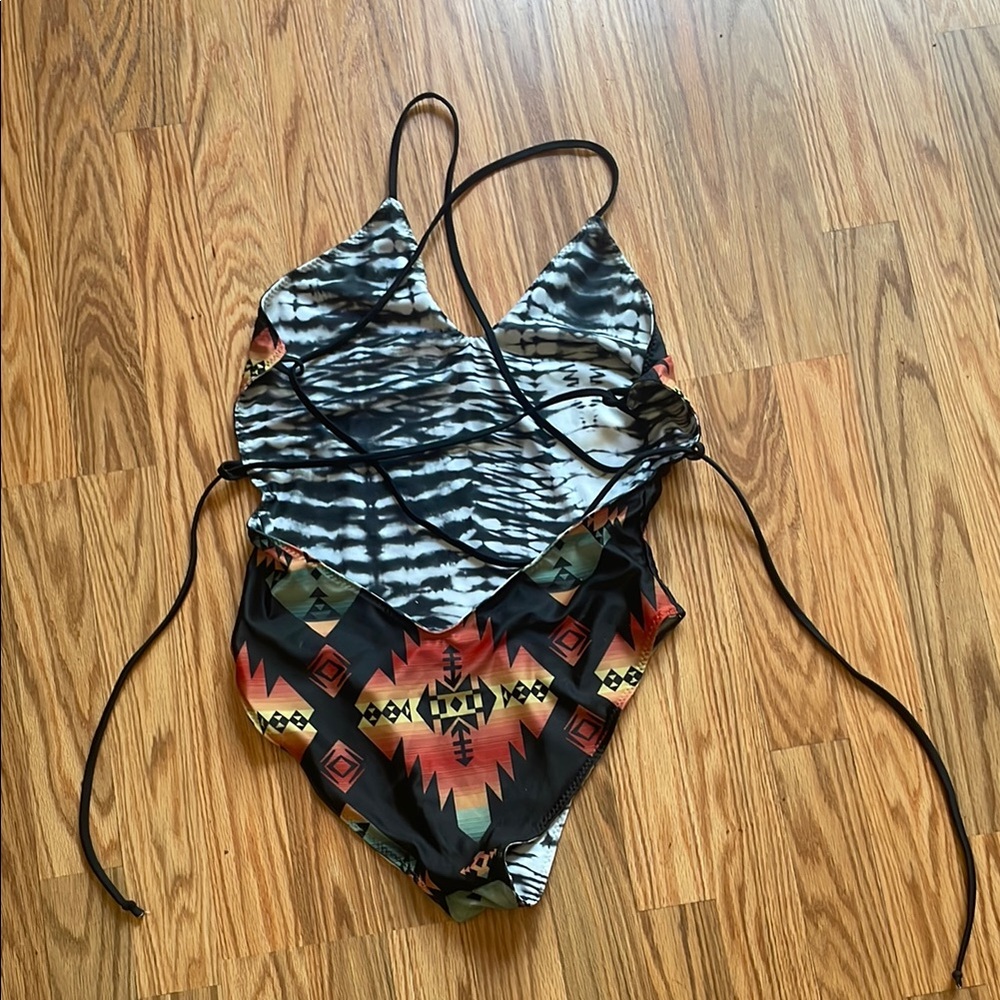 NEW WITHOUT TAG. Black and White Patterned Swimsuit
